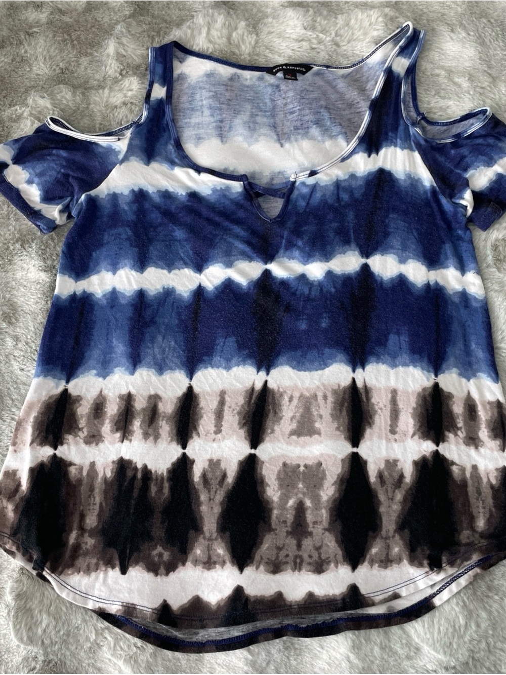 Rock & Republic Shirt Women Sz M Short Sleeve V Neck Cold Shoulder Tie Dye-0265
